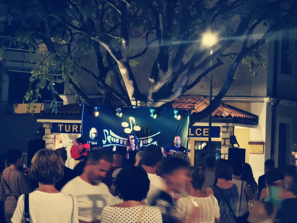 Atmosfera na nastupu Coffee Shop Acoustic
