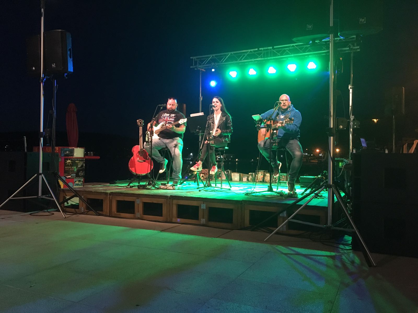 Coffee Shop Acoustic na pozornici s rasvjetom