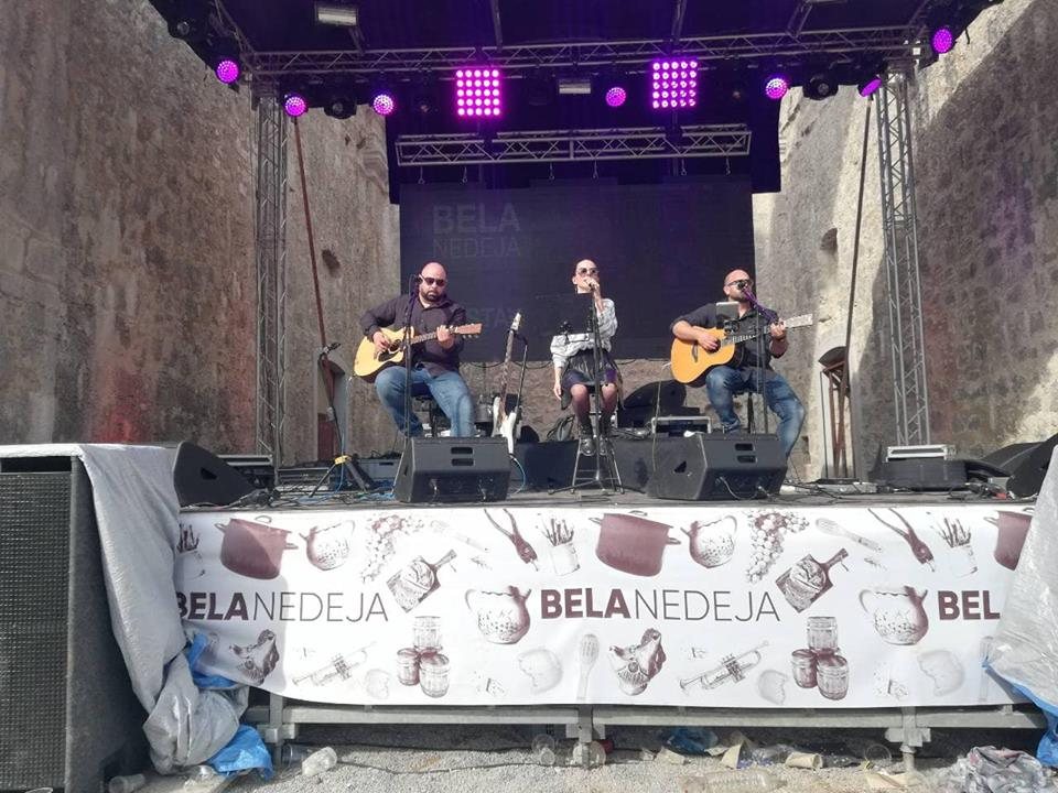 Coffee Shop Acoustic nastupa na pozornici manifestacije Bela nedeja.