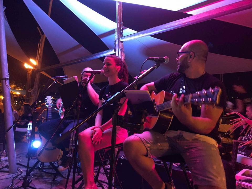 Coffee Shop Acoustic svira na večernjem događanju u Voloskom.
