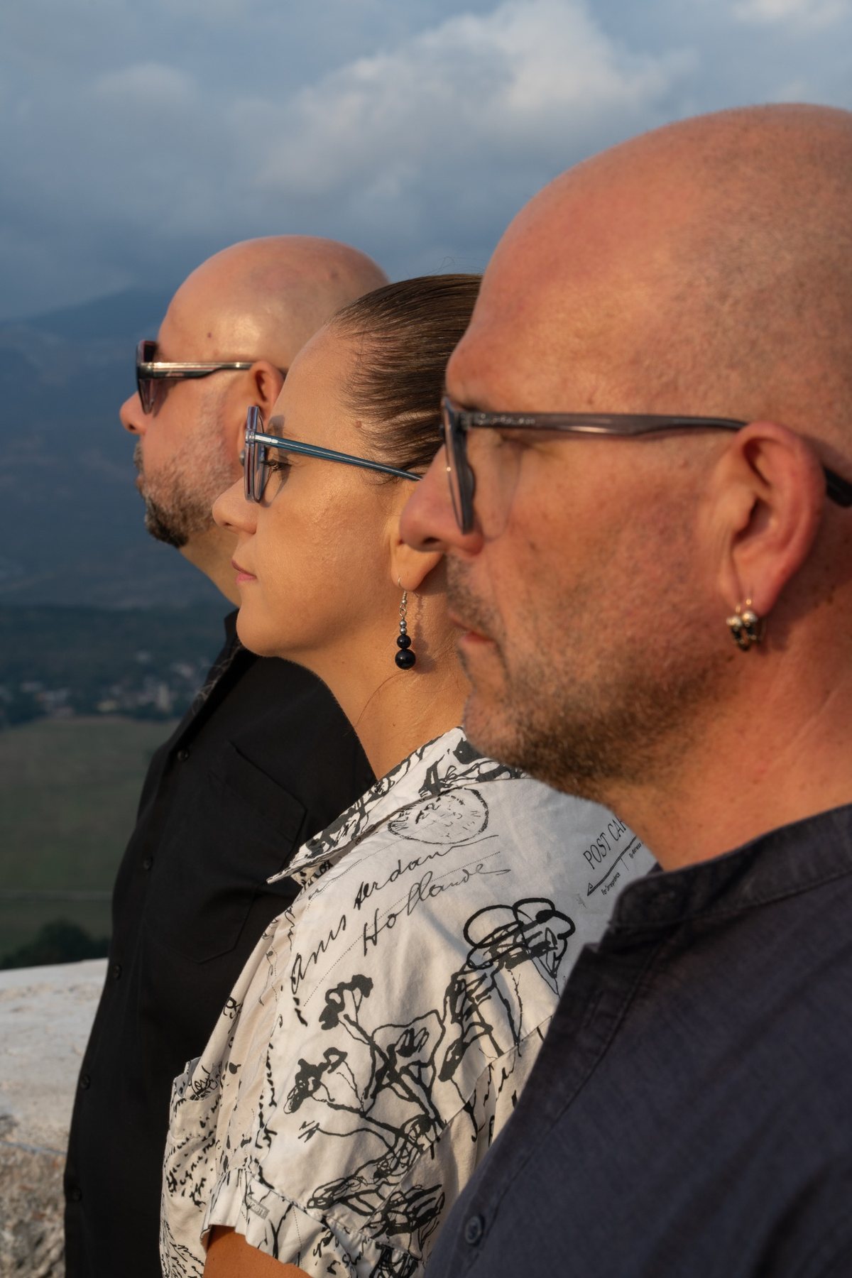 Profilni portret troje članova Coffee Shop Acoustica.