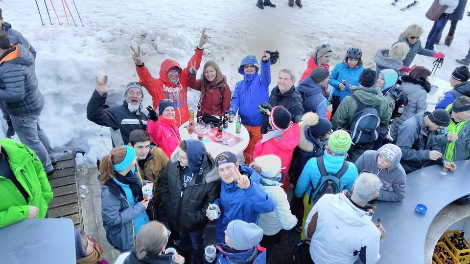 Gosti okupljeni na snijegu tijekom glazbenog događanja.